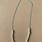 MYMOSAA-PAROS-COLLIER_ARTISANAL_EN_PERLES_OR_ARGENT_SUR_CORDON_TURQUOISE