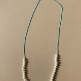 MYMOSAA-PAROS-COLLIER_ARTISANAL_EN_PERLES_OR_ARGENT_SUR_CORDON_TURQUOISE