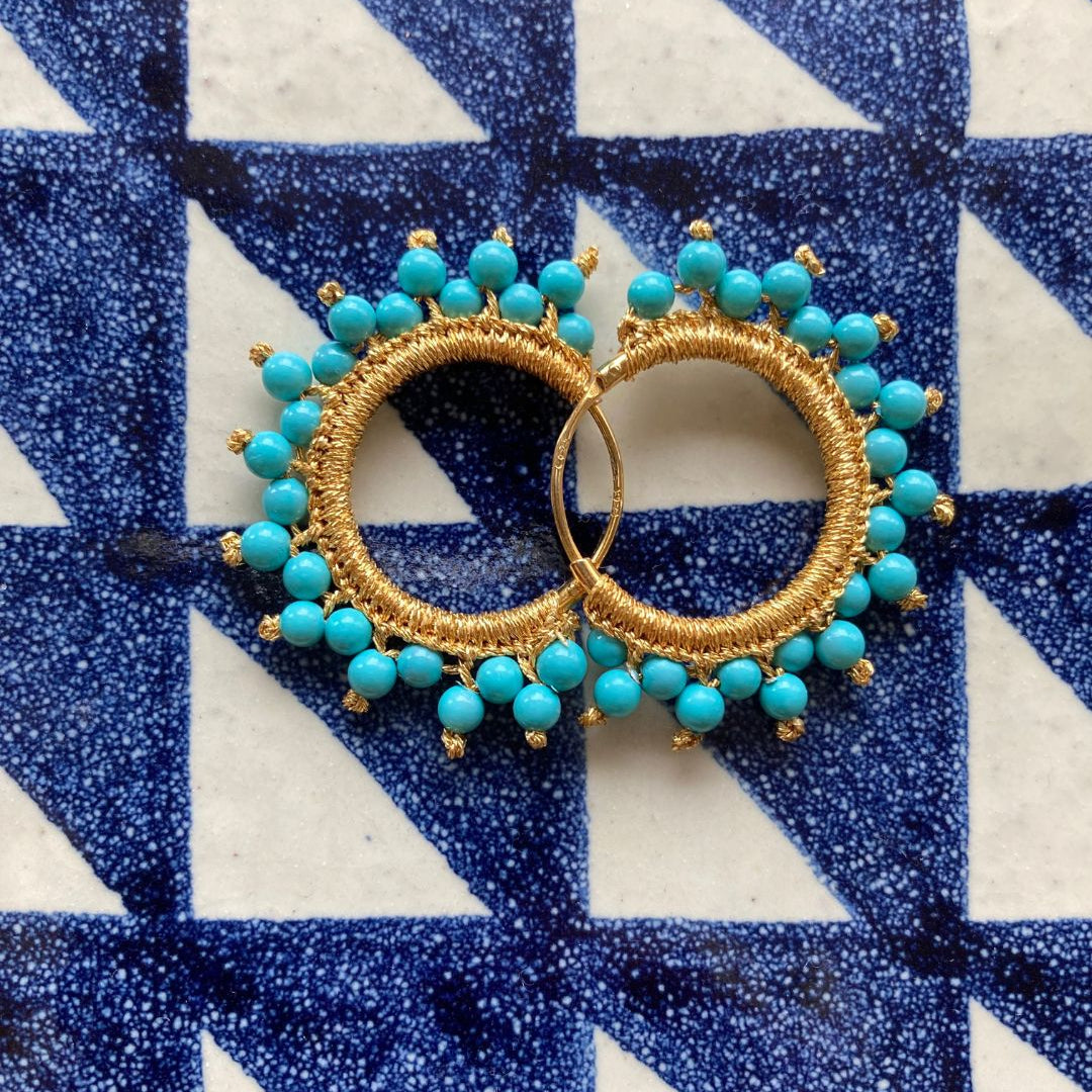 Mymosaa-Mikrokyklos-boucles_d_oreille-de-Mediterranee-turquoise-argent-or-sur-fond-majolique