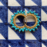 Mymosaa-Mikrokyklos-boucles_d_oreille-de-Mediterranee-turquoise-argent-or-sur-fond-majolique