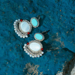 Mymosaa_bijoux_de_Mediterranee_Hera_boucles_doreille_turupoise_corail_perles_nacre_sur_rocher_bleu