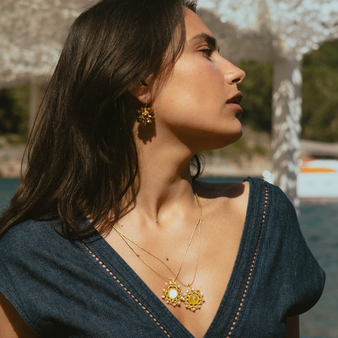 Mymosaa_bijoux_de_Mediterranee_boules_d_oreille_dore_or_argent_en_portrait
