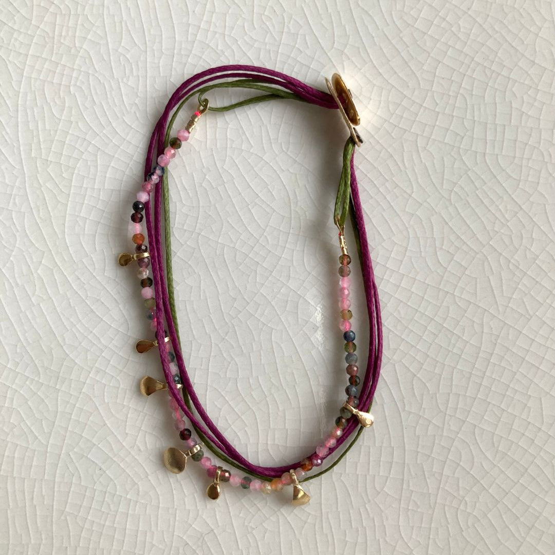 NAFPLIO_bracelet_artisanal_perles_roses_petales_argent_925_or_24K_fond_clair.