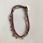 NAFPLIO_bracelet_artisanal_perles_roses_petales_argent_925_or_24K_fond_clair.