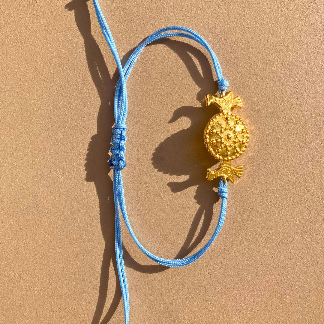 OFRYNIO_bracelets_avec_medaillon_en_argent_et_or_porte_bonheur_avec_cordon_ajustable_Bleu_ciel_sur_fond_neutre