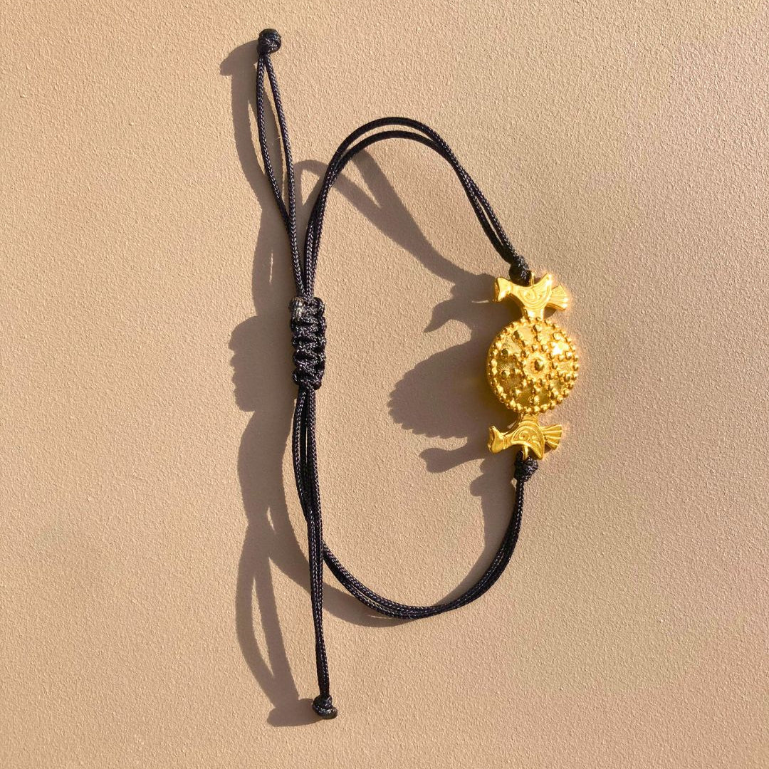 OFRYNIO_bracelets_avec_medaillon_en_argent_et_or_porte_bonheur_avec_cordon_ajustable_noir_sur_fond_neutre