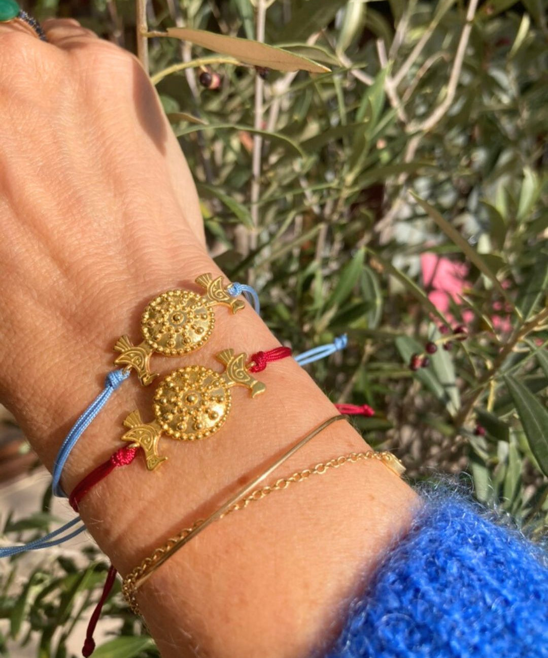 OFRYNIO_bracelets_avec_medaillon_porte_bonheur_portes_sur_poignet