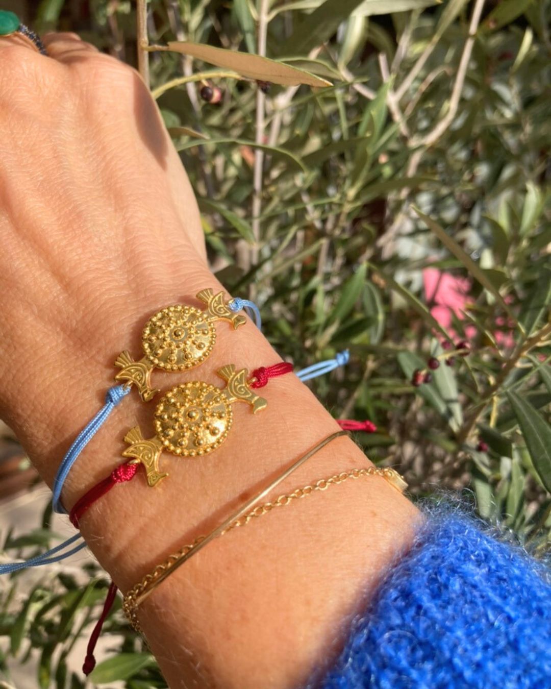 OFRYNIO_bracelets_avec_medaillon_porte_bonheur_portes_sur_poignet