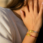 Ofrynio-Bracelet_avec_medaillon_en_forme_de_terre_et_d_oiseau_en_argent_massif_redore_d_or_24k_sur_lien-porte_au_poignet