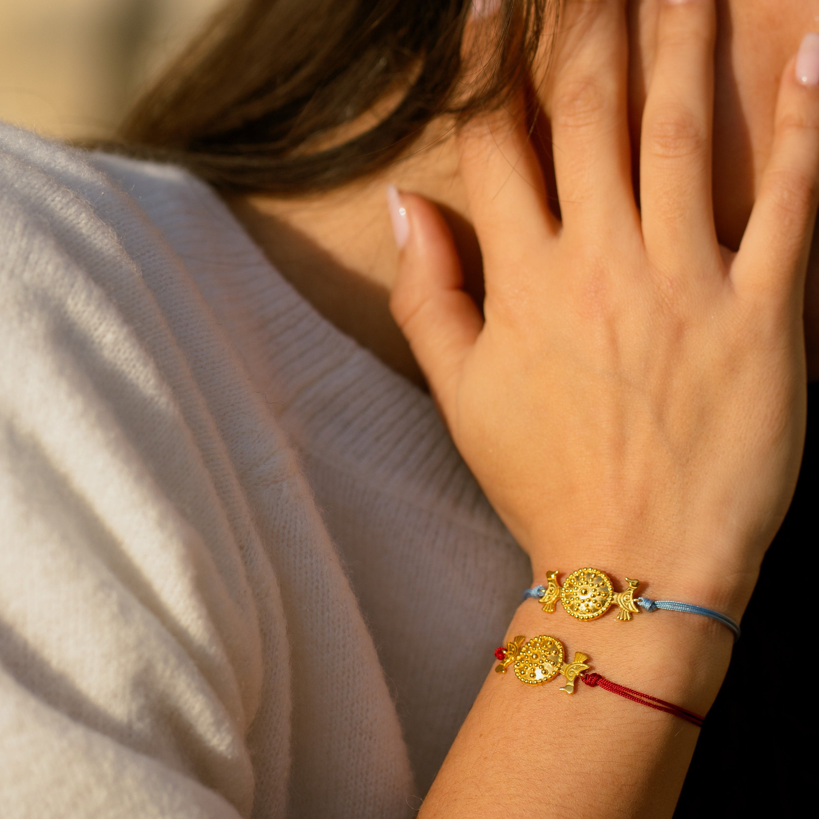 Ofrynio-Bracelet_avec_medaillon_en_forme_de_terre_et_d_oiseau_en_argent_massif_redore_d_or_24k_sur_lien-porte_au_poignet