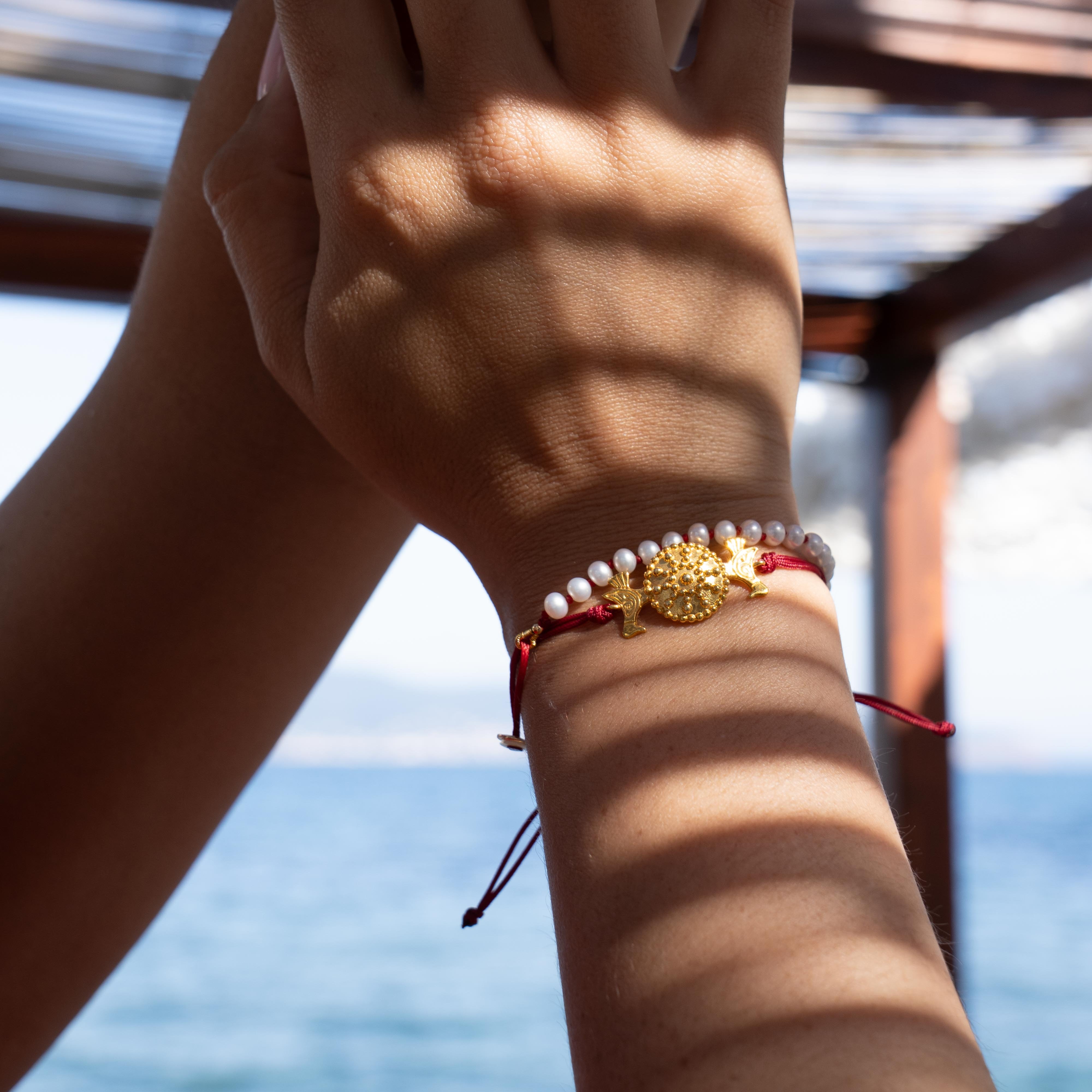 Ofrynio-Mymosaa-Bijoux_de_Mediterranee_bracelet_argent__csele_or24K_cordon_rouge_sur _fond_de_mer
