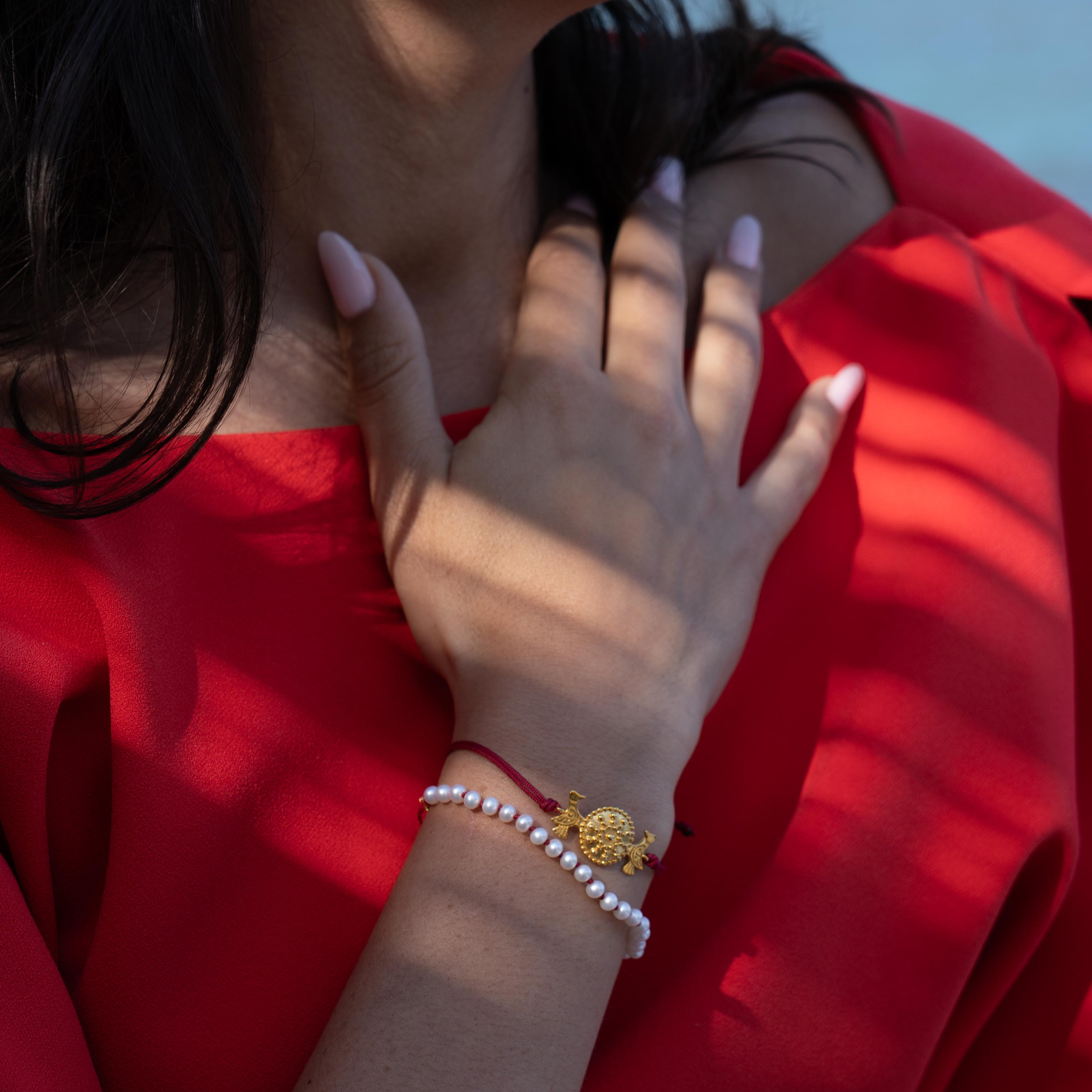 Ofrynio-Mymosaa-Bijoux_de_Mediterranee_bracelet_argent _csele_or24K_cordon_rougesur_robe_rouge
