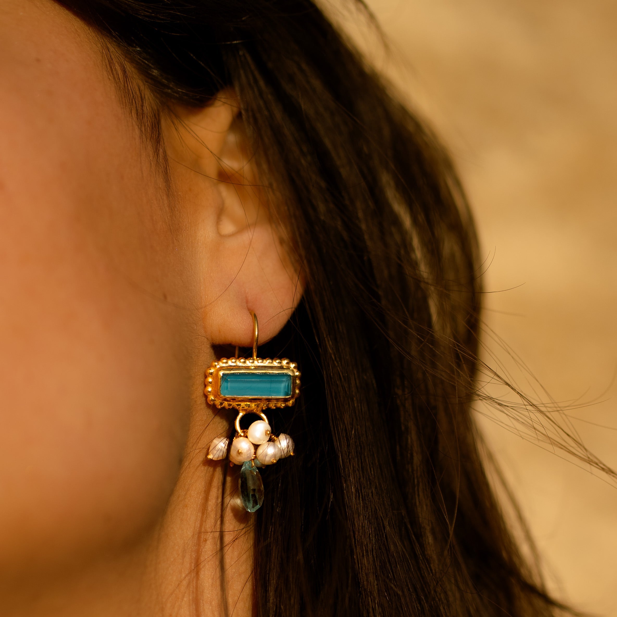 PAXOS- boucles_d_oreille_pierre_turquoise_perles_boucle_en_argent`_massif_or_24K_portees_vue_profil-1