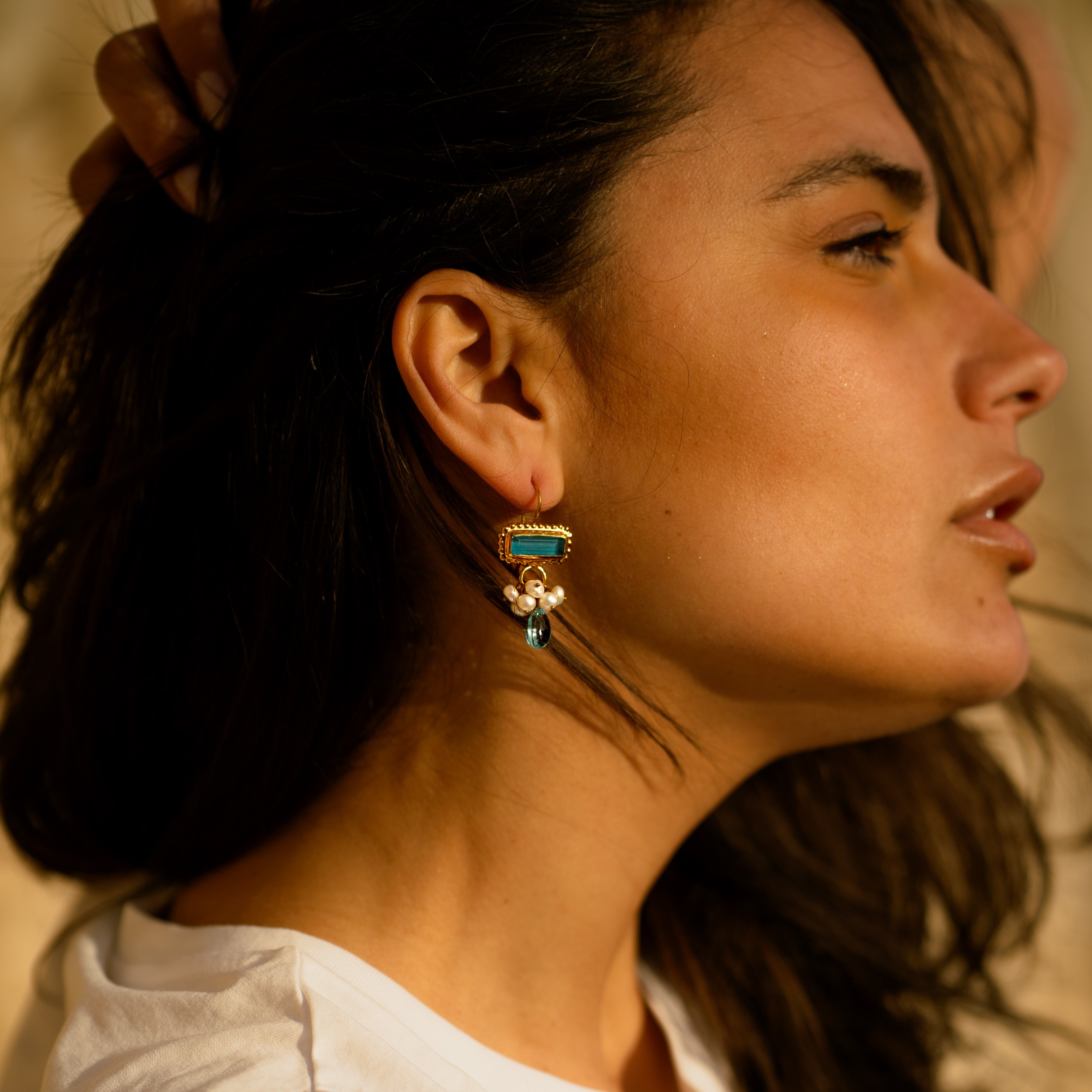 PAXOS-_boucles_d_oreille_pierre_turquoise_perles_boucle_en_argent__massif_or_24K_portees_vue_profil-2