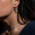 Paxos-Mymosaa-Bijoux_de_mediterranee_boucles_d_oreille_perles_turquoise_portees_de_profil