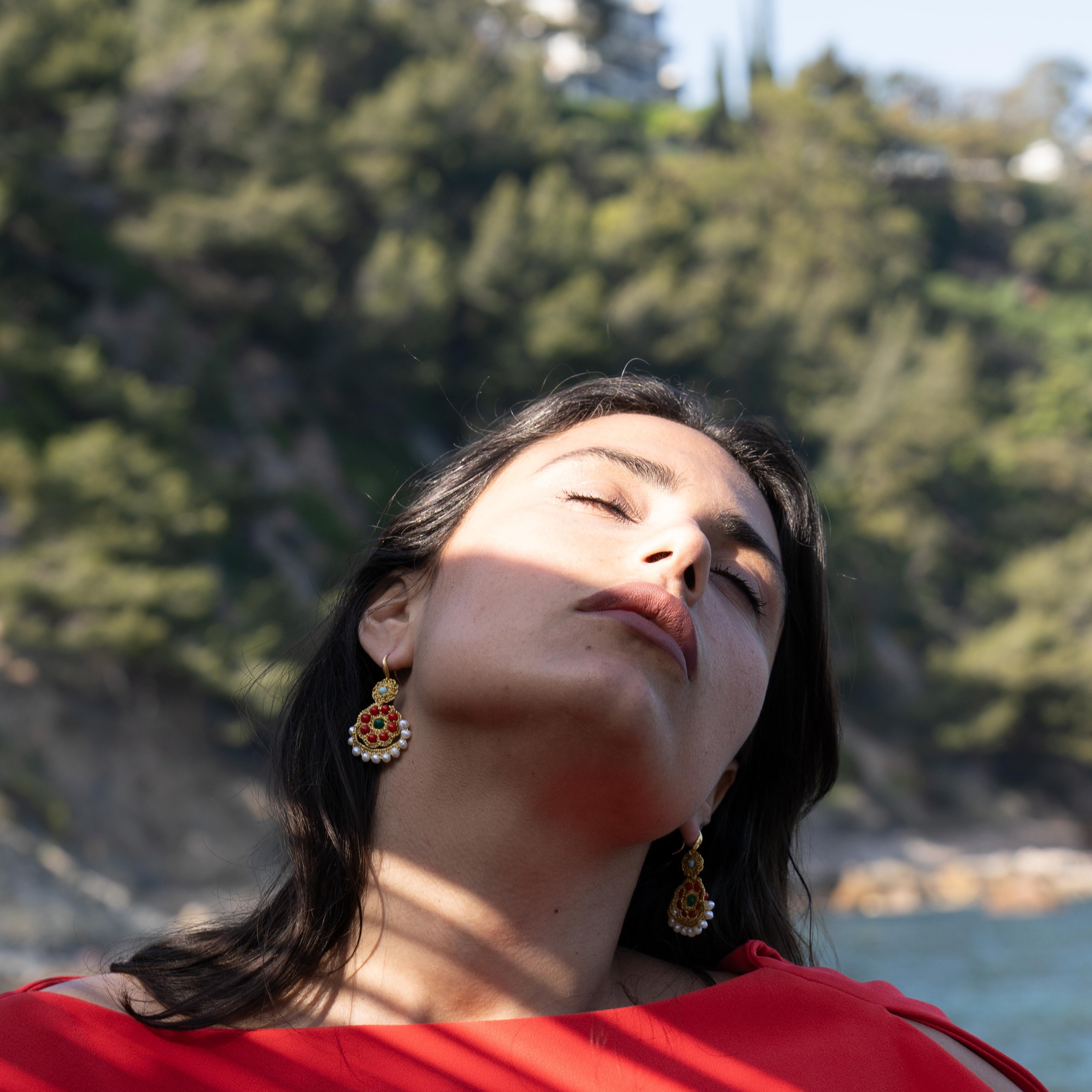 Persephone_Mymosaa-bijoux_de_Mediterranee_boucles_d_oreille_grecques_avec_corail_turquoise_jade_perles_sur_fond_de_mer