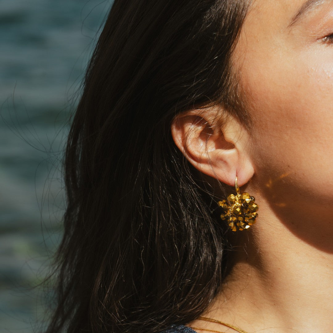 ROSA-Mymosaa_bijoux_de_Mediterranee_boules_d_oreille_dore_or_argent_close_up_1