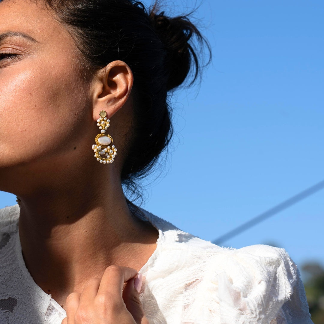 Roxane-Mymosaa-Bijoux_de_Mediterranee_boucles_d_oreille_perles_or_ceremonie_mariage_fonc_ciel_bleu_1