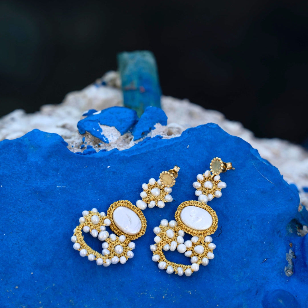 Roxane-Mymosaa-Bijoux_de_Mediterranee_boucles_d_oreille_perles_or_fond_bleu