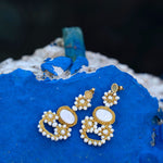 Roxane-Mymosaa-Bijoux_de_Mediterranee_boucles_d_oreille_perles_or_fond_bleu