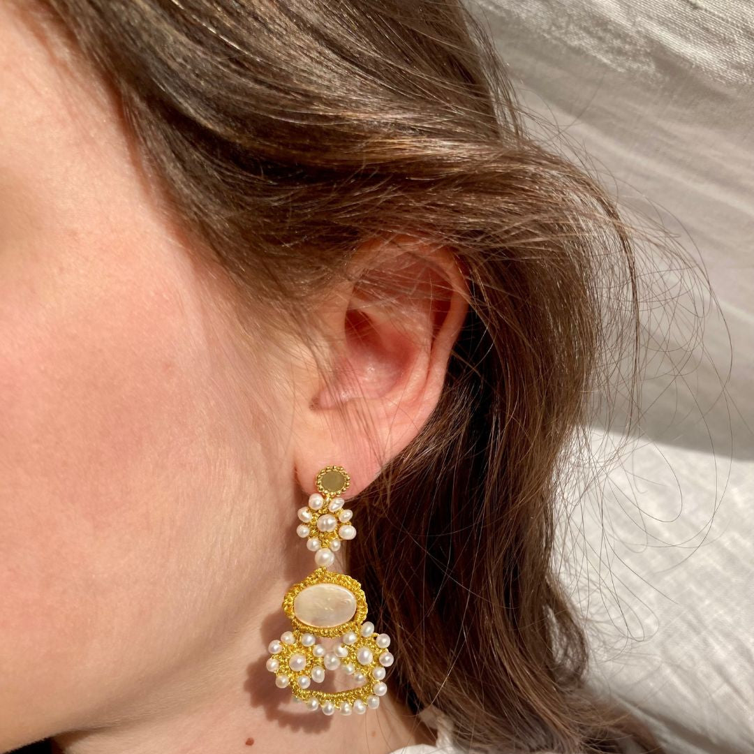 Roxane_Mymosaa_bijoux_de_mediterranee_boucles_d_oreille_perles_nacre_argent_or_de_mariage__mariage_porte