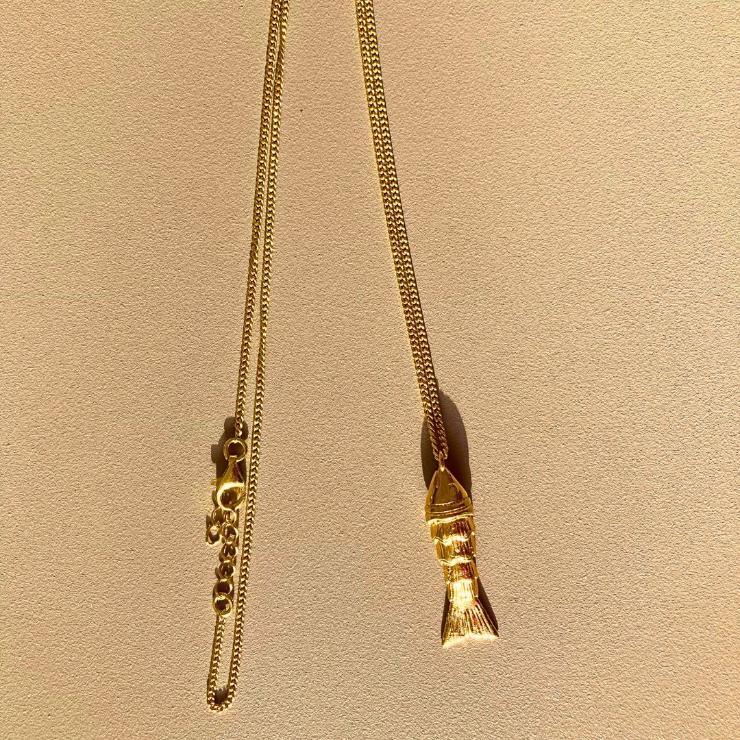Collier SYRNA avec poisson articule en argent massif et or 24k sur chaine en argent et or