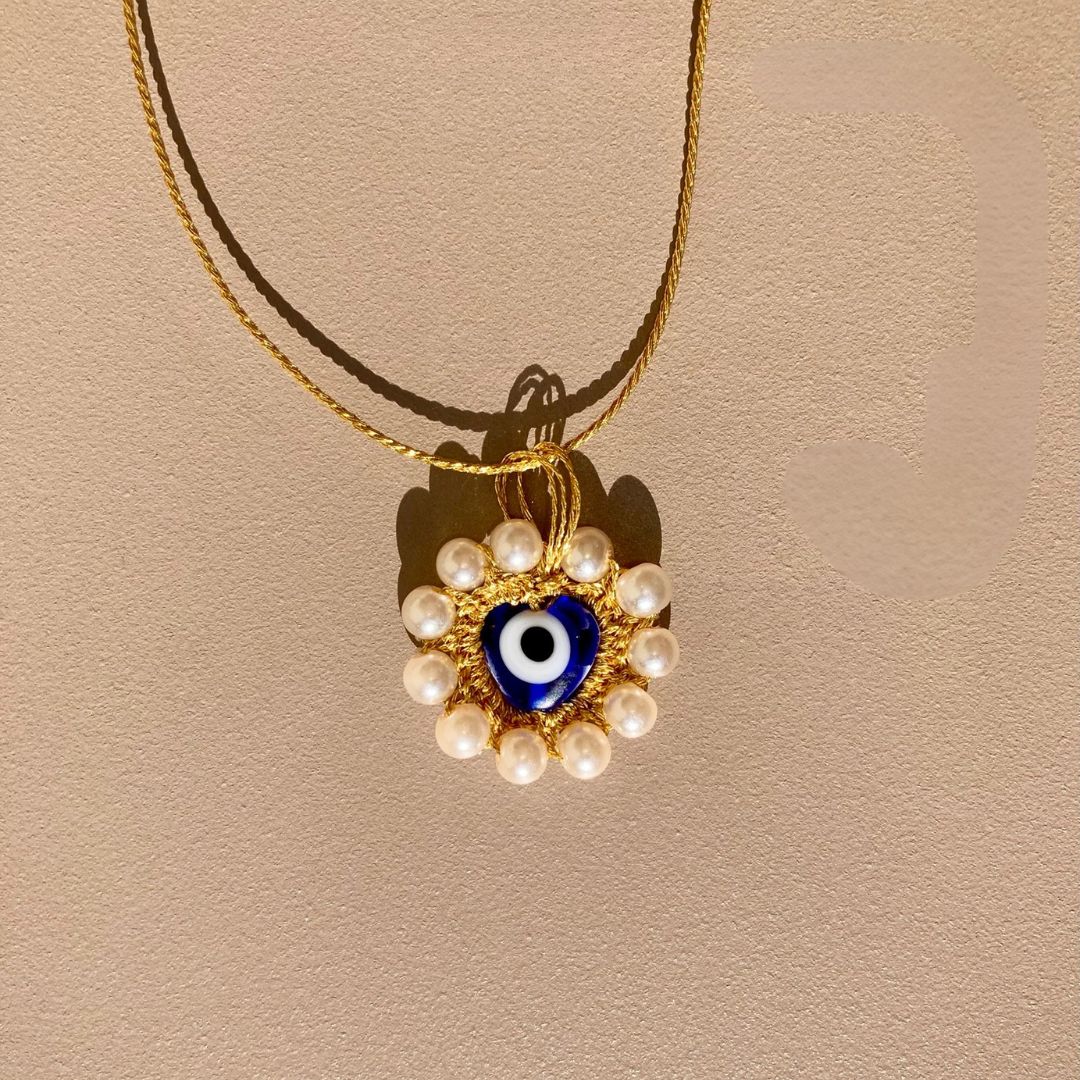 Collier avec talisman grec oeil mati bleu et perles de nacre