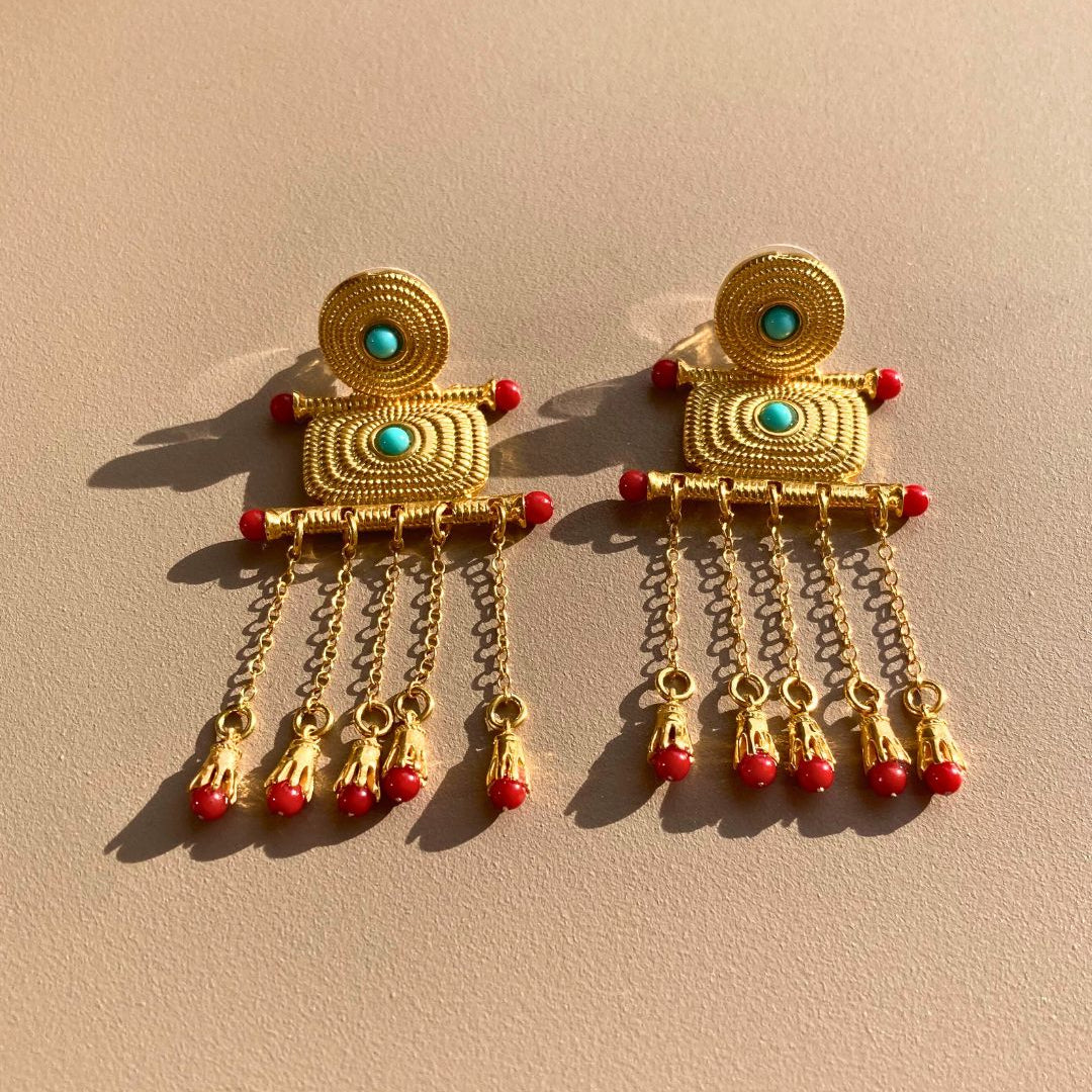 Tymfi-Boucles_d_oreille_en_argent_e_or_24K_cisele_et_agrementees_de_perles_corail__turquoise_sur_fond_neutre