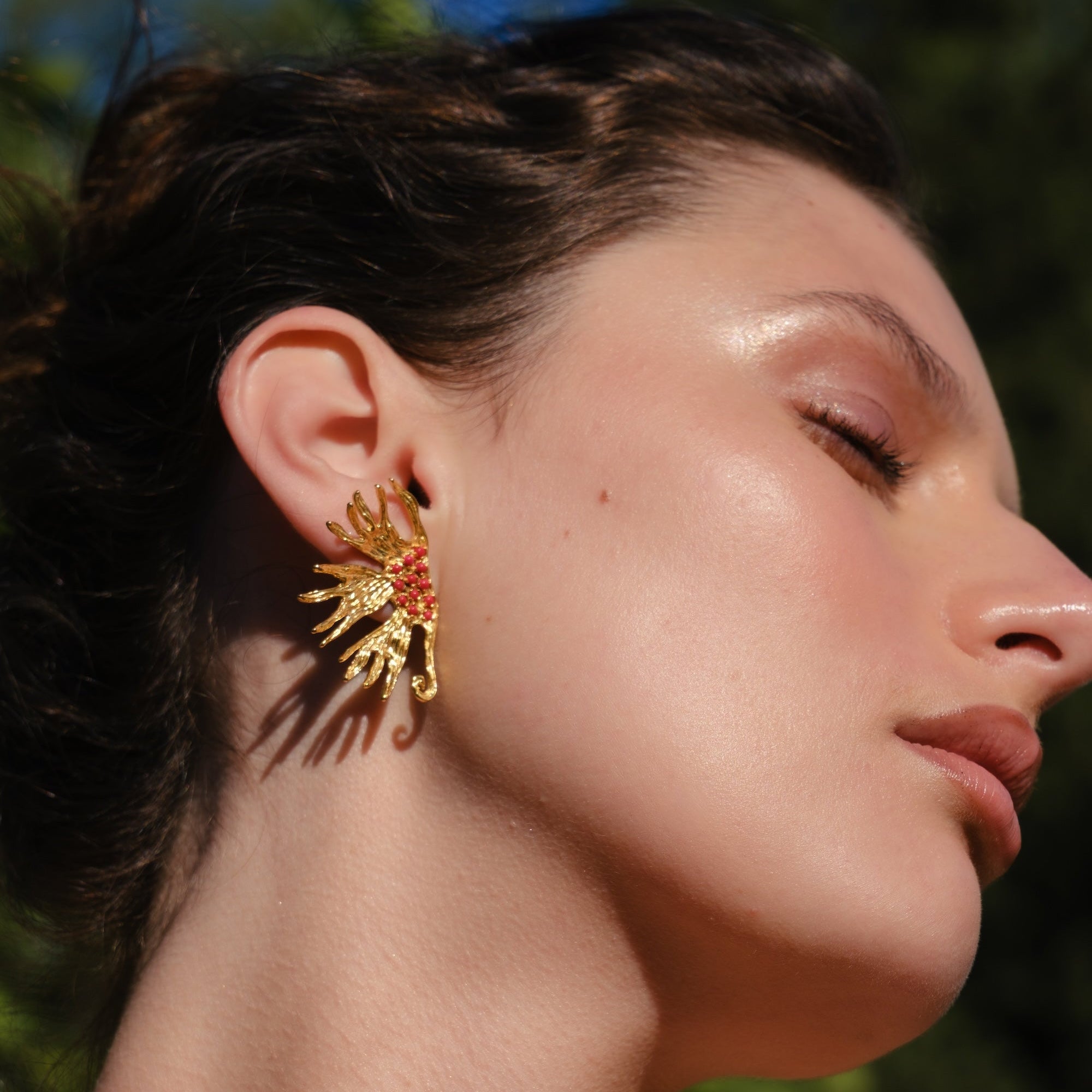 IOANNINA-Boucles_d_oreille _portees_en_argent_Or_corail_en_forme _de_fleurs_coupee_en_son_centre