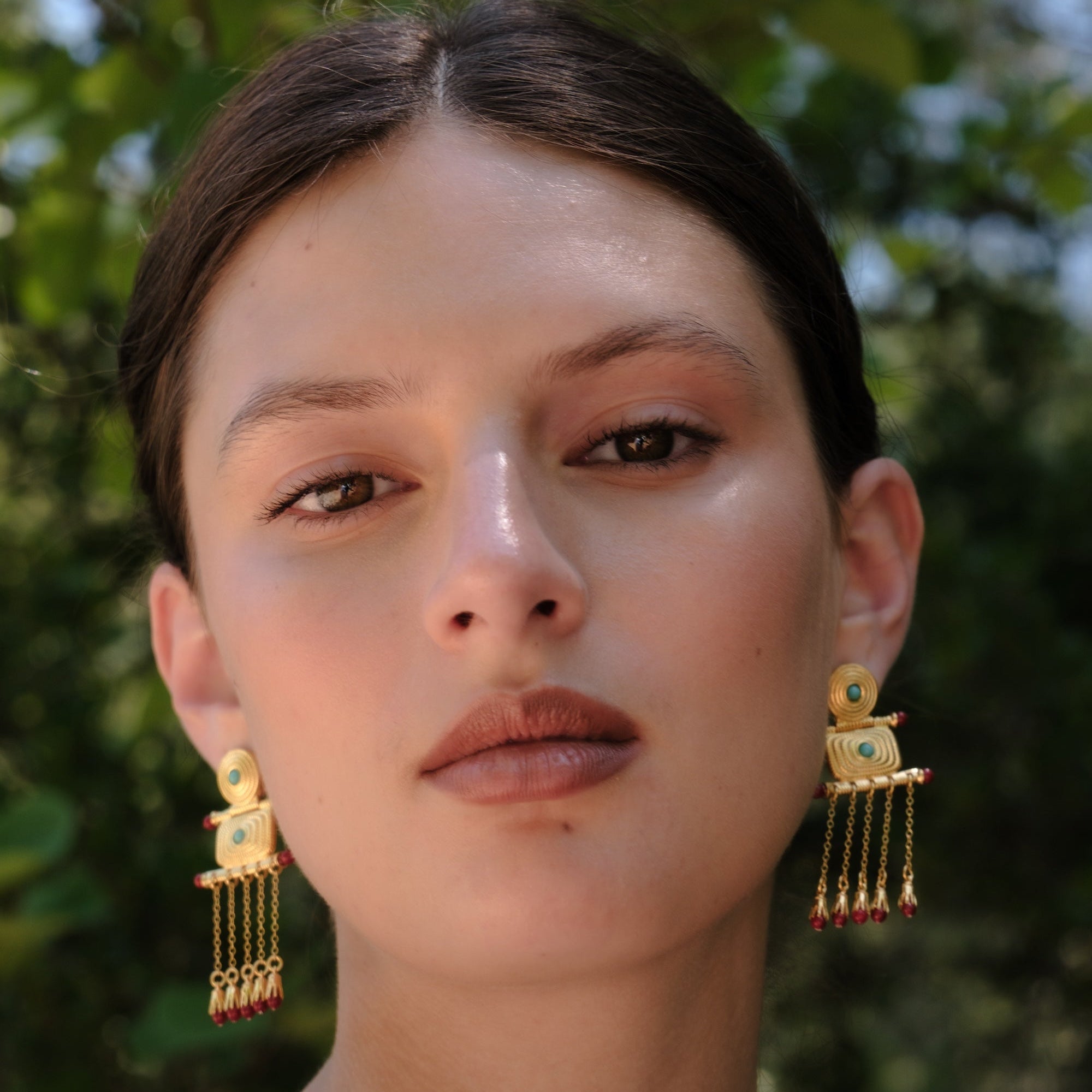 TYMFI-boucles_d_oreille_grecques_en_argent_et_or-turquoise-Coreil_rouge-portees