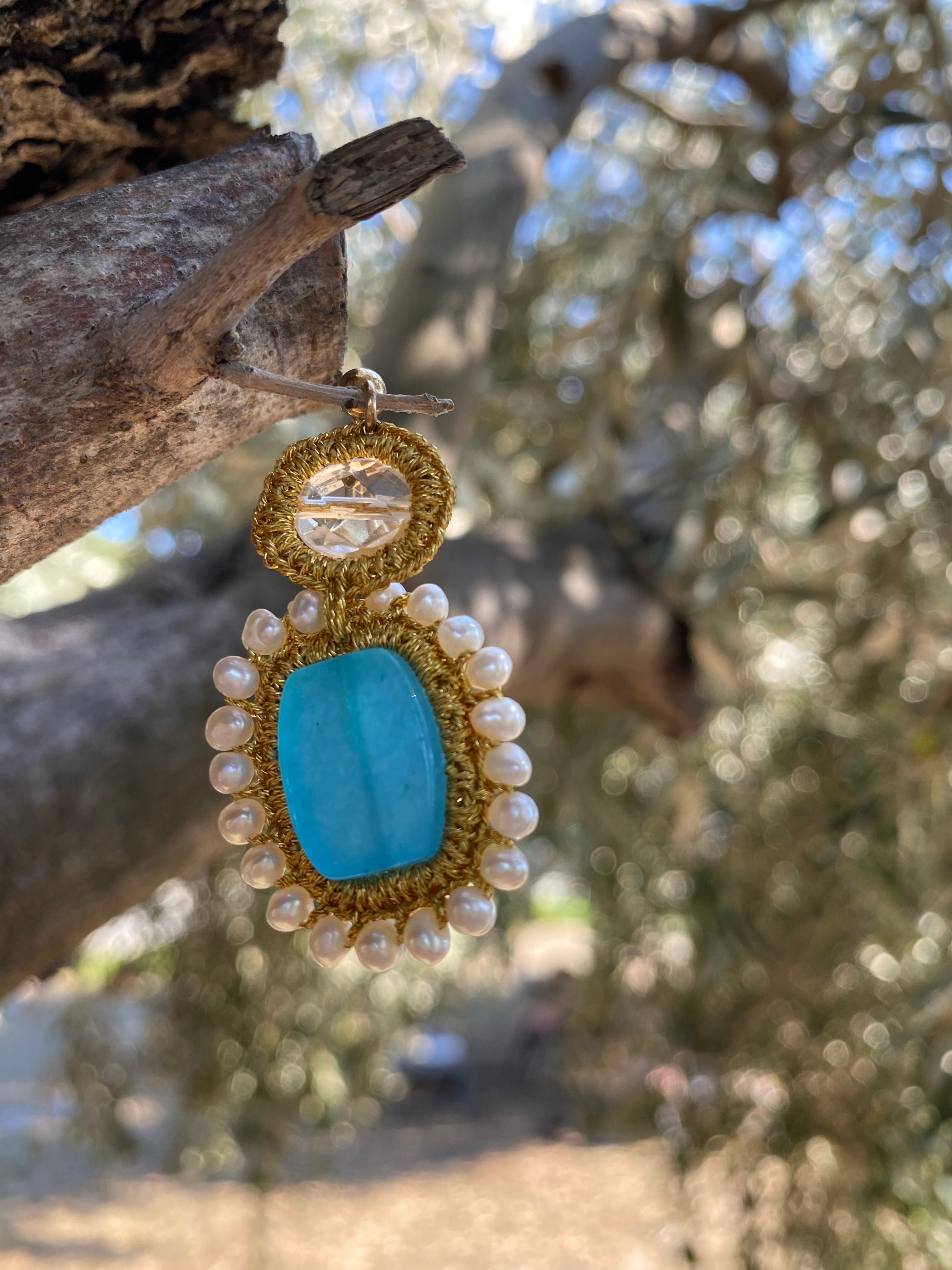 Boucle d'oreille Daphne en cristal, jade turquoise et perles brodées avec un fil doré