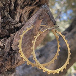 Mymosaa- Boucles d'oreilles Jamna en argent recyclé doré ä l'or 18K par Joanna Cave sur fond d'olovier et chant des cigales-bijou écoresponsable
