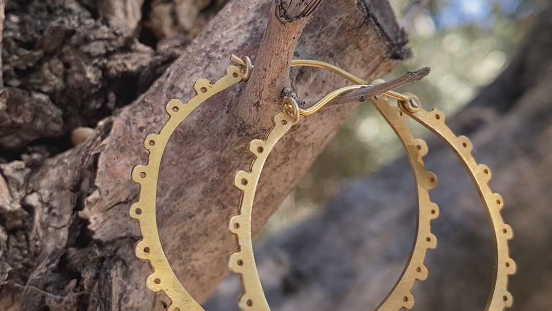 Mymosaa- Boucles d'oreilles Jamna en argent recyclé doré ä l'or 18K par Joanna Cave sur fond d'olovier et chant des cigales-bijou écoresponsable